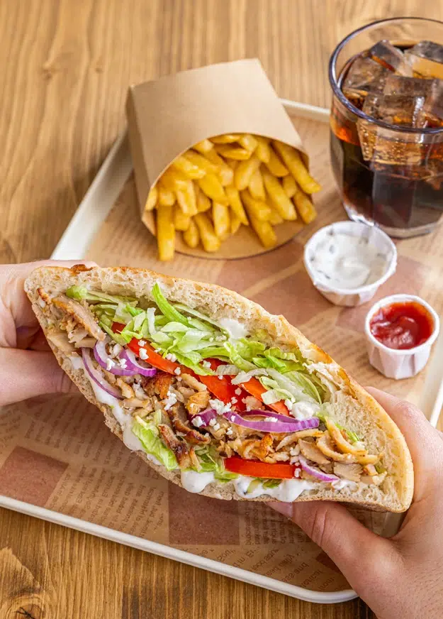 kebab et sauce yaourt tahini